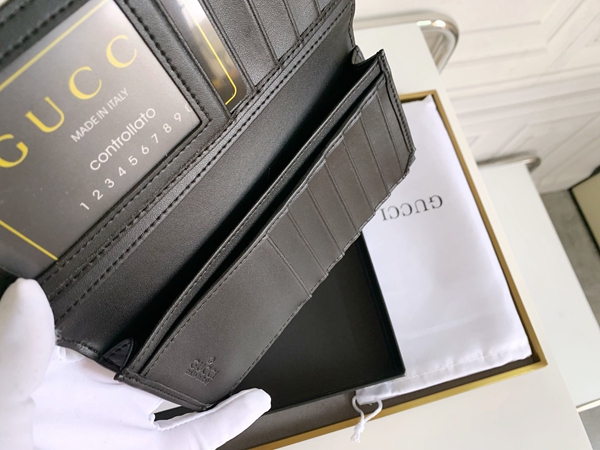 グッチ財布コピー着用イメージ